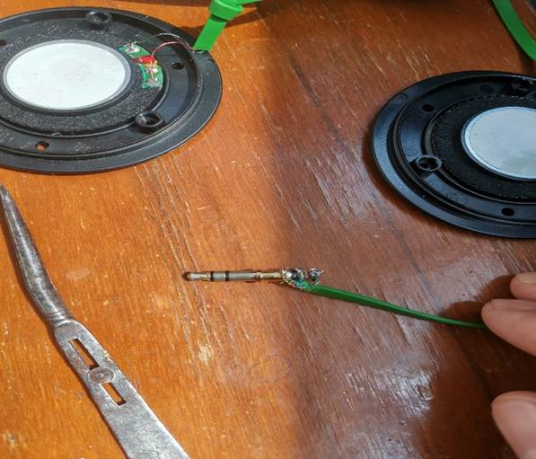 skullcandy耳机如何拆开换电池,skullcandy蓝牙耳机教程