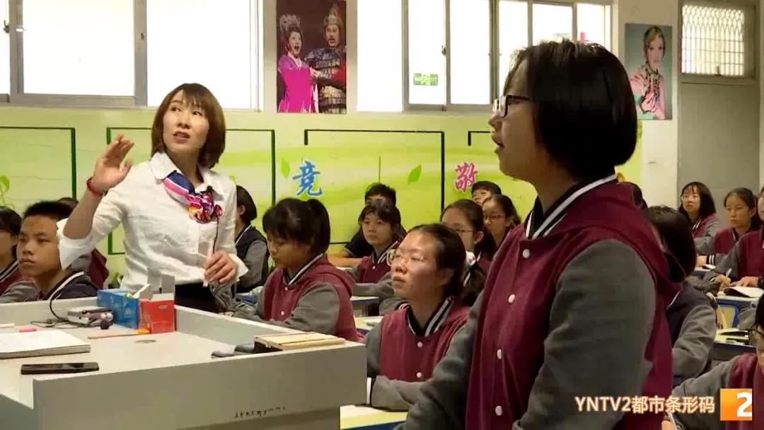 有最严厉的眼神，操最碎的心，她的这*鹰双**眼，是学生最怕的戒尺，也是最难忘的爱