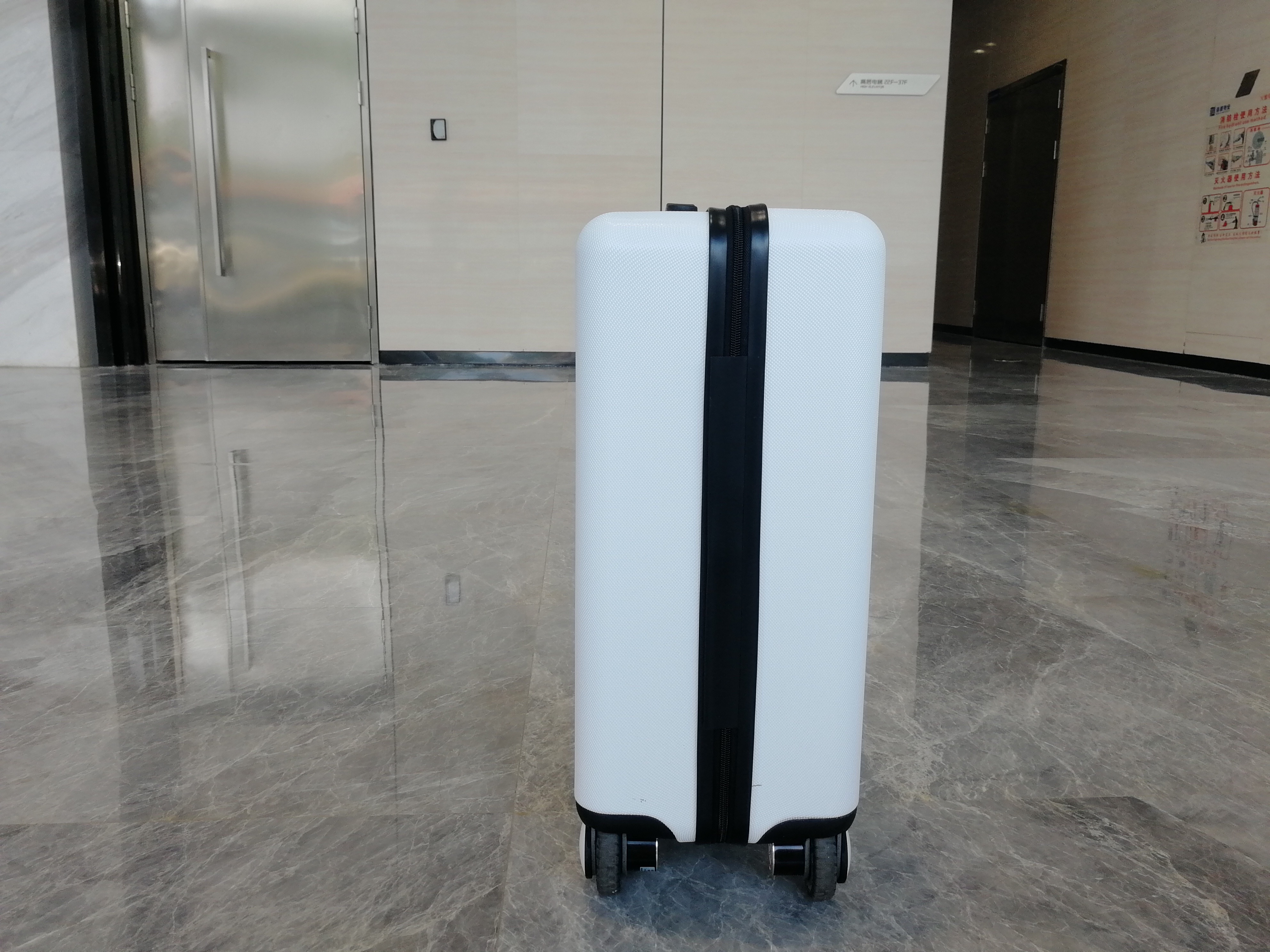 双十一爆款来袭！小米众筹自动跟随行李箱，上海重庆：敢来试试？