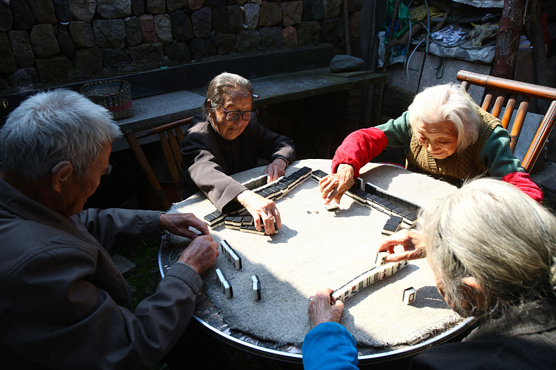 城市子女可继承农村老人的宅地吗,城镇户口子女能翻盖农村老宅吗
