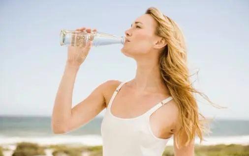 脸部极度缺水补水时刺痛怎么办,脸部严重缺水怎么补水男生