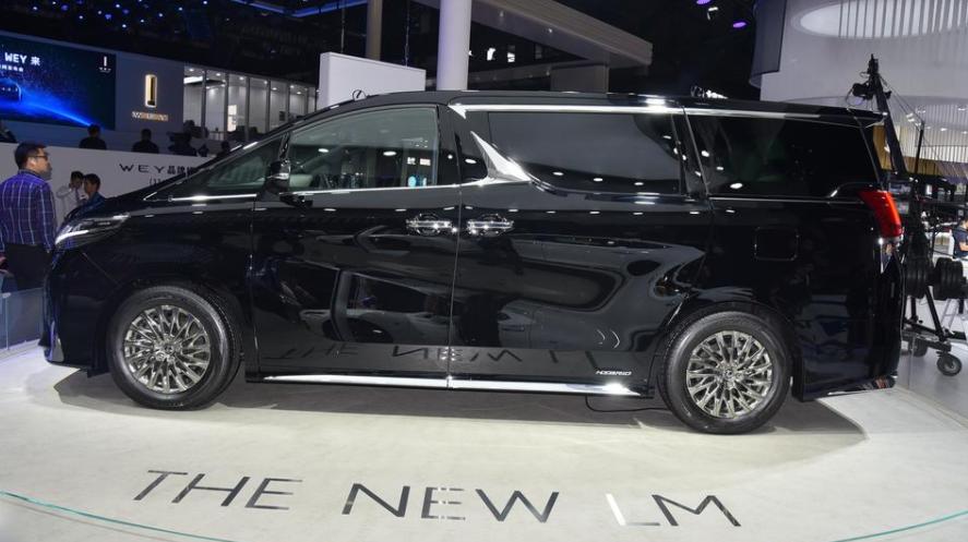 霸气的外观，丰富的配置，雷克萨斯LM官方售价为116.6万起