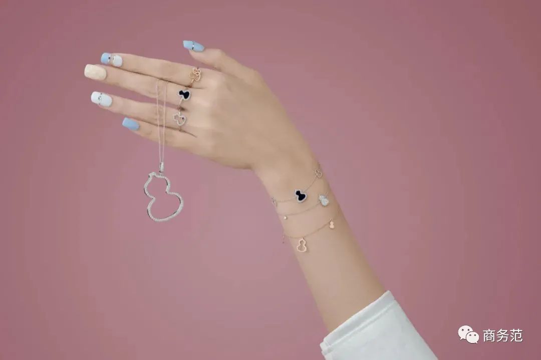 孟晚舟的穿搭首饰,孟晚舟戴的是新款梵克雅宝吗