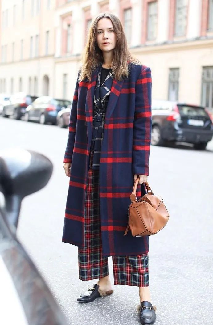 黑白格纹大衣怎么搭配好看,戴帽子黑白格纹大衣怎么搭配好看