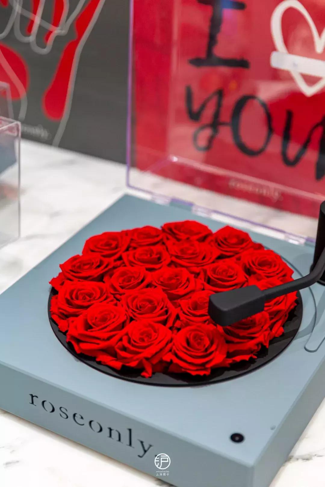 被“佟年”捧在手心的七夕礼物，藏在魔都真爱地标里