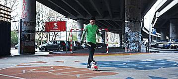 三招必学的足球过人技巧,三分钟学会足球的教程