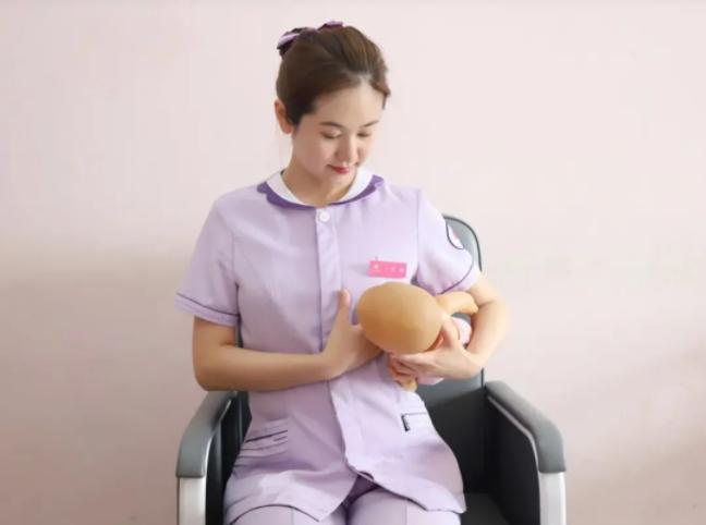 新手妈妈看过来母婴知识,外国新手妈妈哺乳