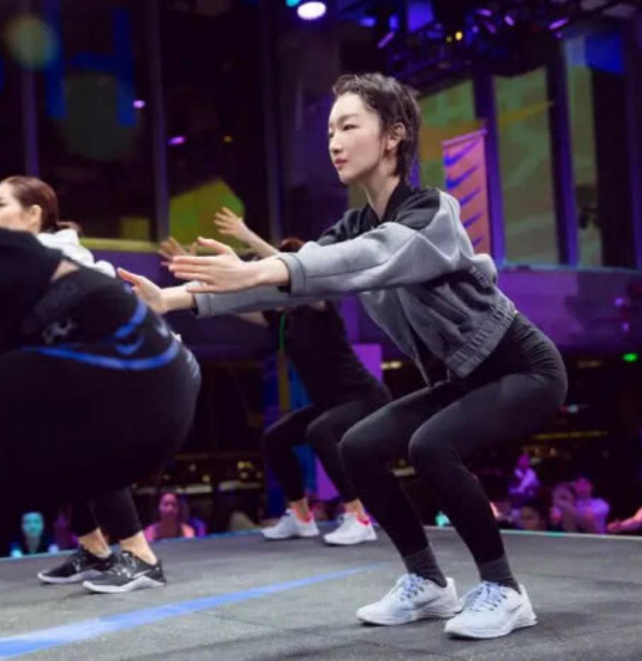 周冬雨身穿清新的薄荷色挂脖礼服,周冬雨巴黎时装周露腰撞色造型