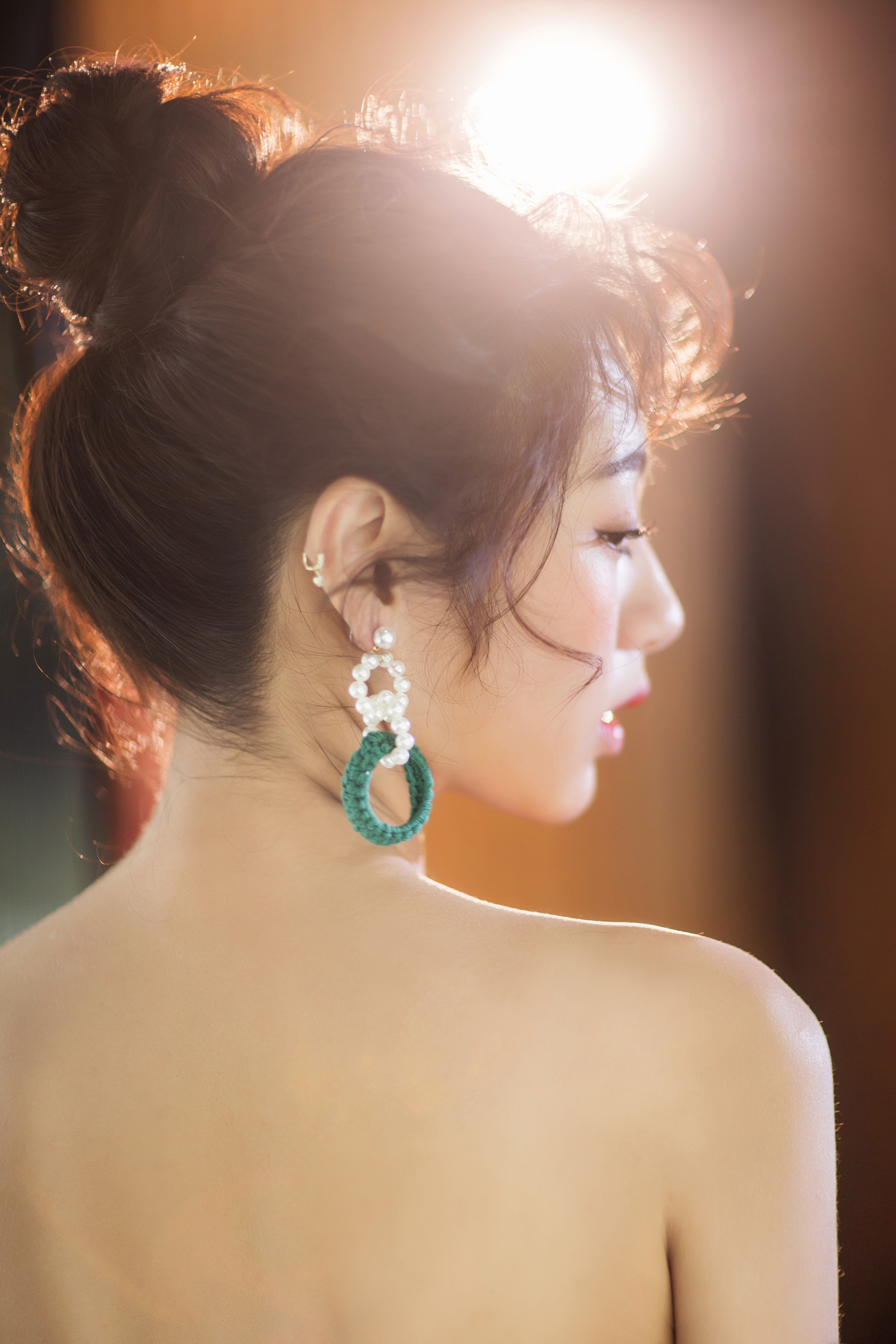 腮帮子大的方脸适合什么新娘发型,白色婚纱方脸适合什么发型