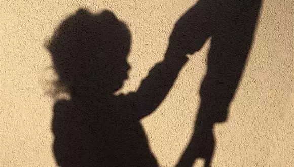 爸爸对女儿亲吻、撩衣，这是宠爱还是猥亵？