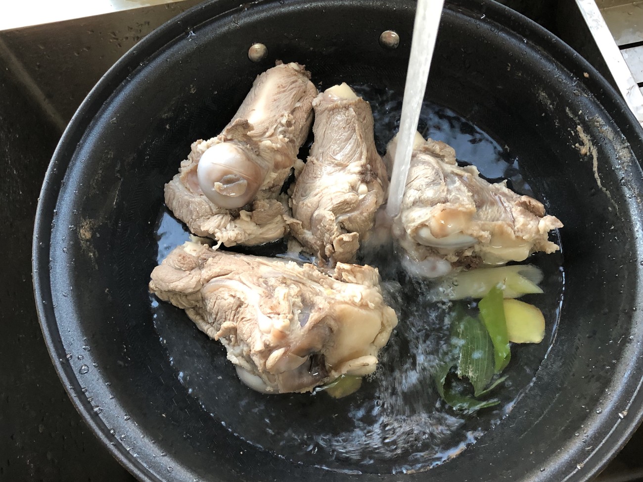 炖骨头汤记住二放二不放,炖大骨头汤时牢记两放三不放秘诀