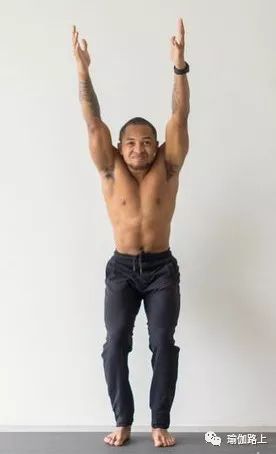 练瑜伽单手支撑手臂抖动厉害,练瑜伽双手合拢上举伸不直