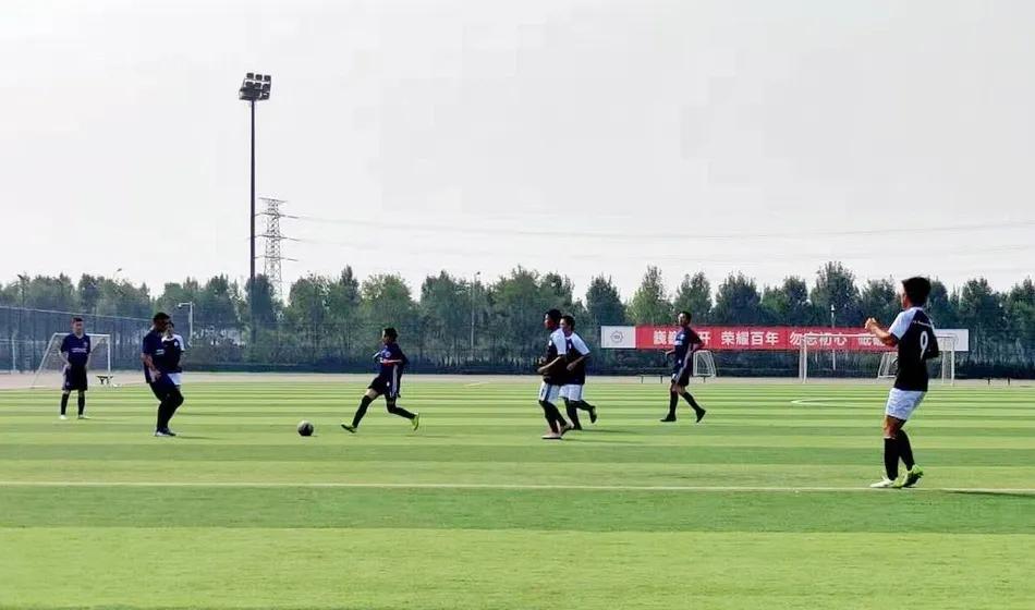 男足女队长照片,男足球队里唯一的女孩