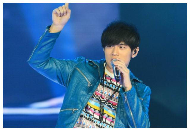 肖战唱歌周杰伦,肖战易烊千玺同台演唱