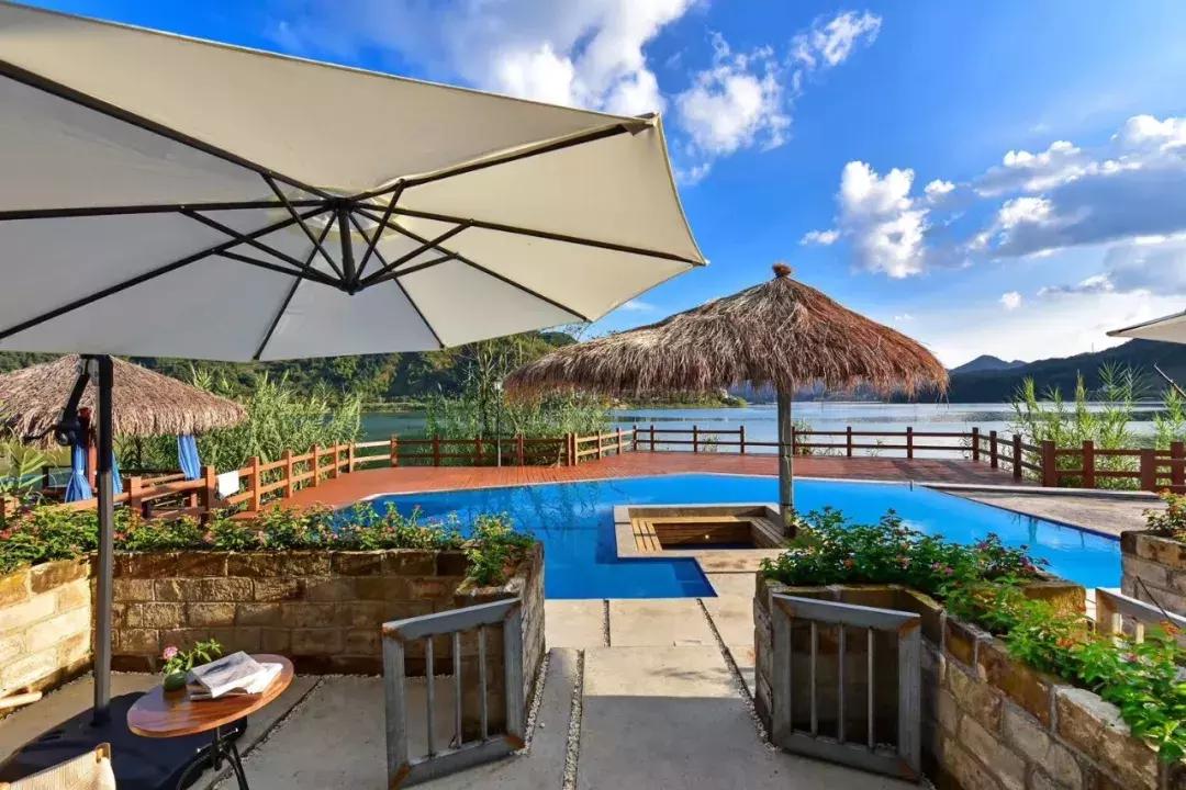 把千岛湖“装”进自家民宿，做了一个无敌湖景泳池，让无数人尖叫
