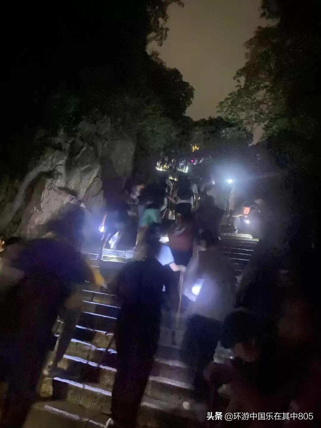 夜登泰山看日出攻略,夜爬泰山看日出后下山观景