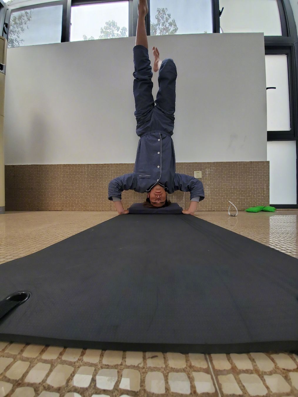 陈学冬摔伤视频,陈学冬因车祸腿部受伤