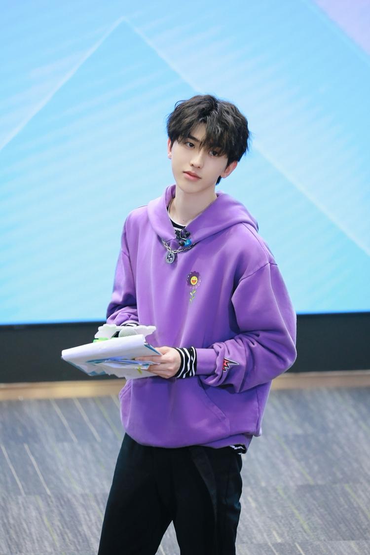 衣品超级好的男明星,王嘉尔穿的蔡徐坤同款衣服