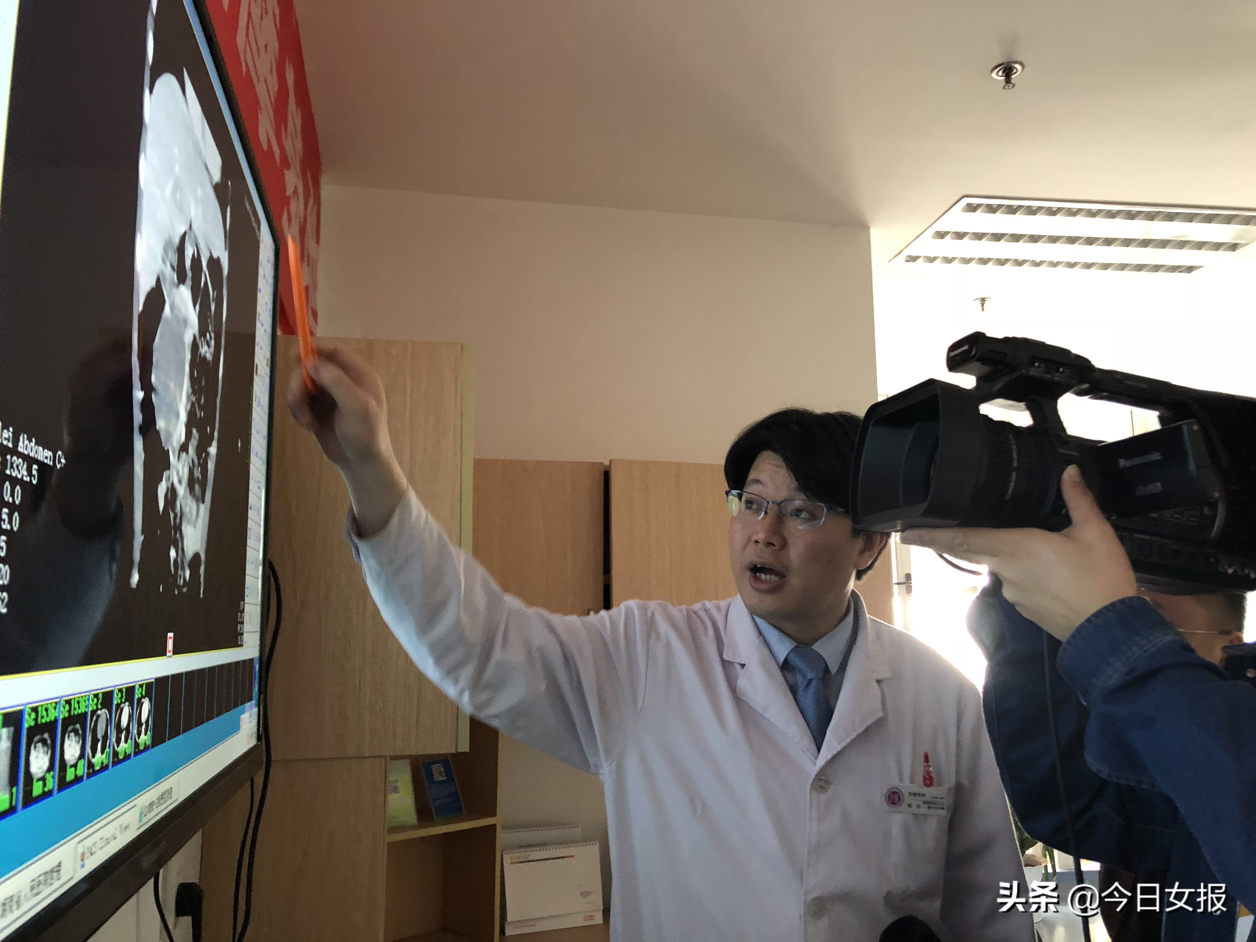 8岁小孩被同学踢中肚子后果,小女孩肚子被同学踢了一脚