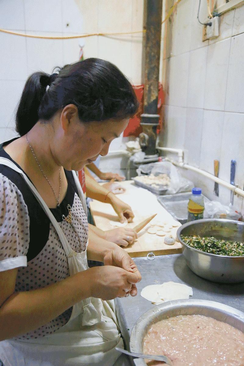 刘大姐经营乔馋大包子店，一天卖2000万个包子，一跃成为亿元大姐