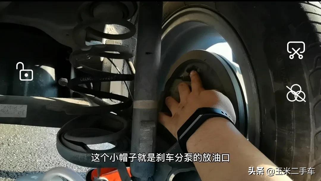 一个人换刹车油最简单的方法,自己一个人换刹车油