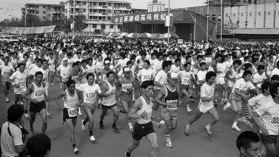 万人马拉松最美跑道激情奔跑,万人马拉松现场有多震撼