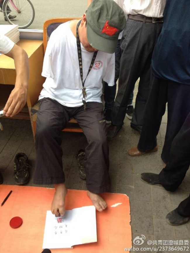 无臂青年夺得文科状元,无臂青年夺得当地状元考取名校