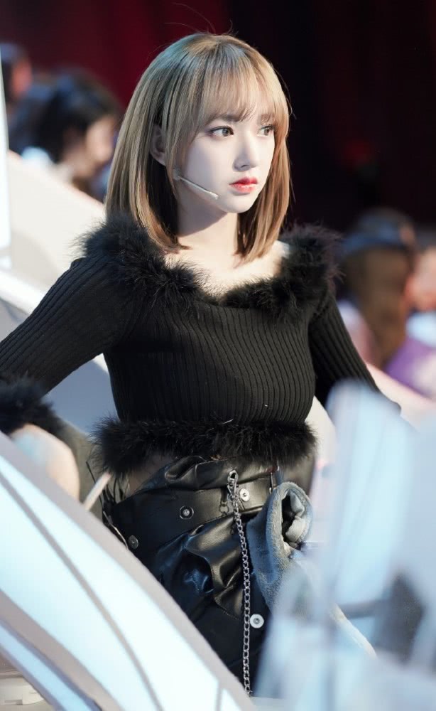 程潇腿粗时的穿搭,程潇腿不粗怎么能一人撑起一个团