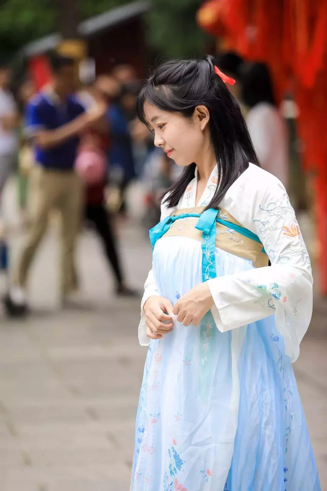 西安汉服秀视频,西安曲江池汉服秀