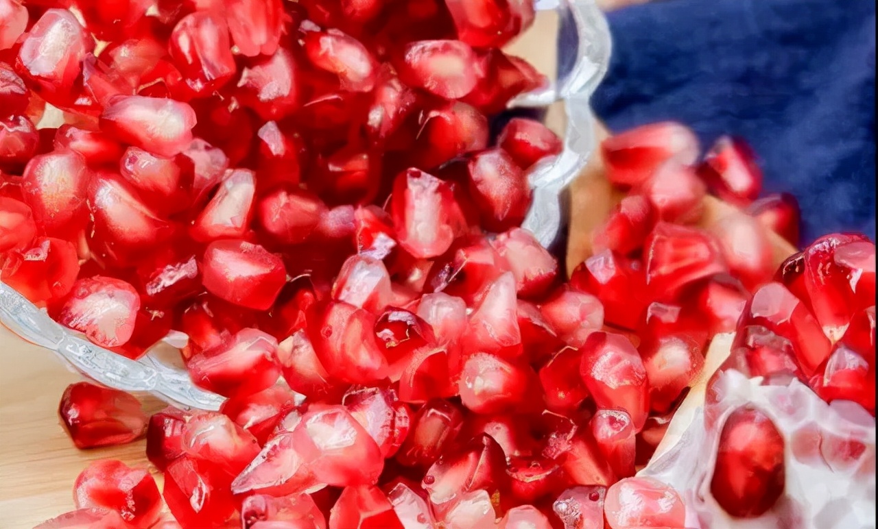 超甜不用吐籽的石榴你吃了吗,不用吐籽的石榴不白吃