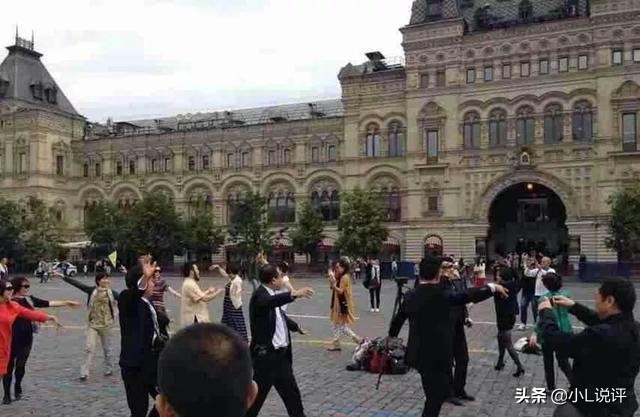 中国大妈们在国外跳广场舞,中国大妈在温哥华商场跳广场舞