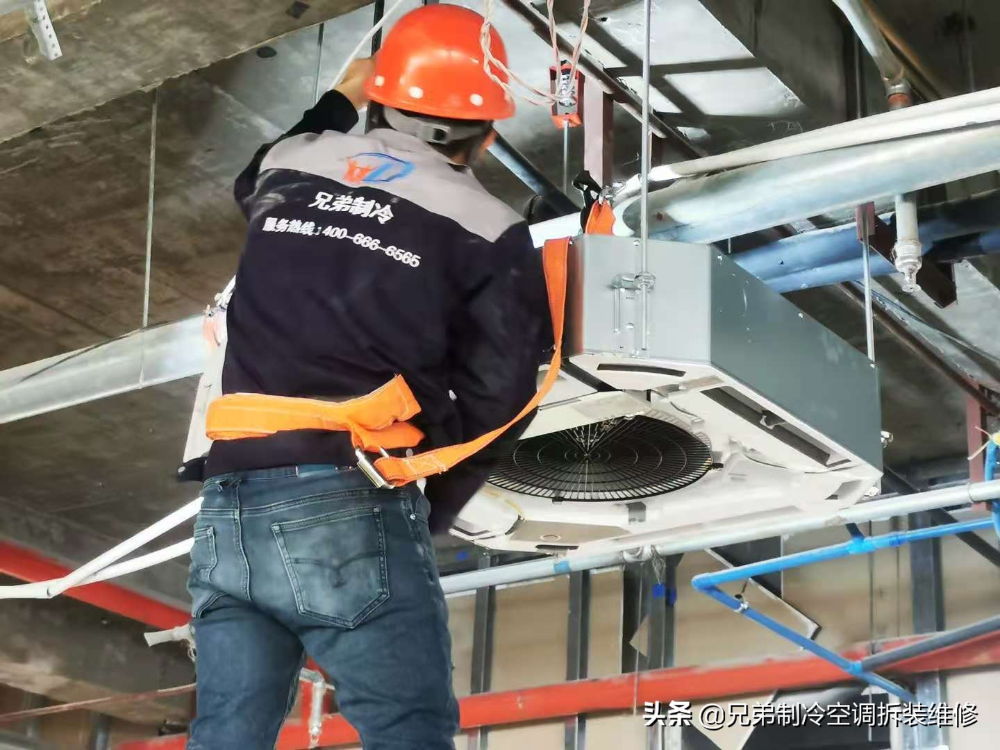 空调安装师傅们也不容易,空调安装工学徒累不累