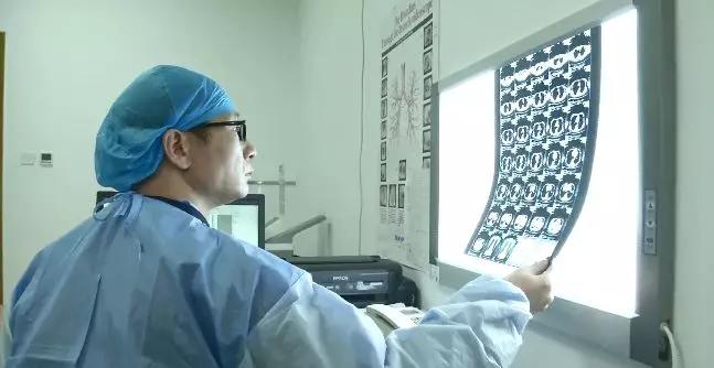 怀孕大笑然后发现流了点血,孕妇突然流红色血