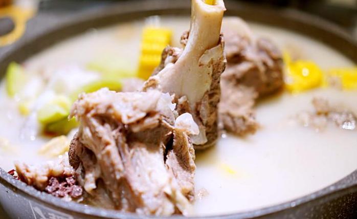 熬骨头汤怎么能熬成白汤,熬骨头汤正确做法