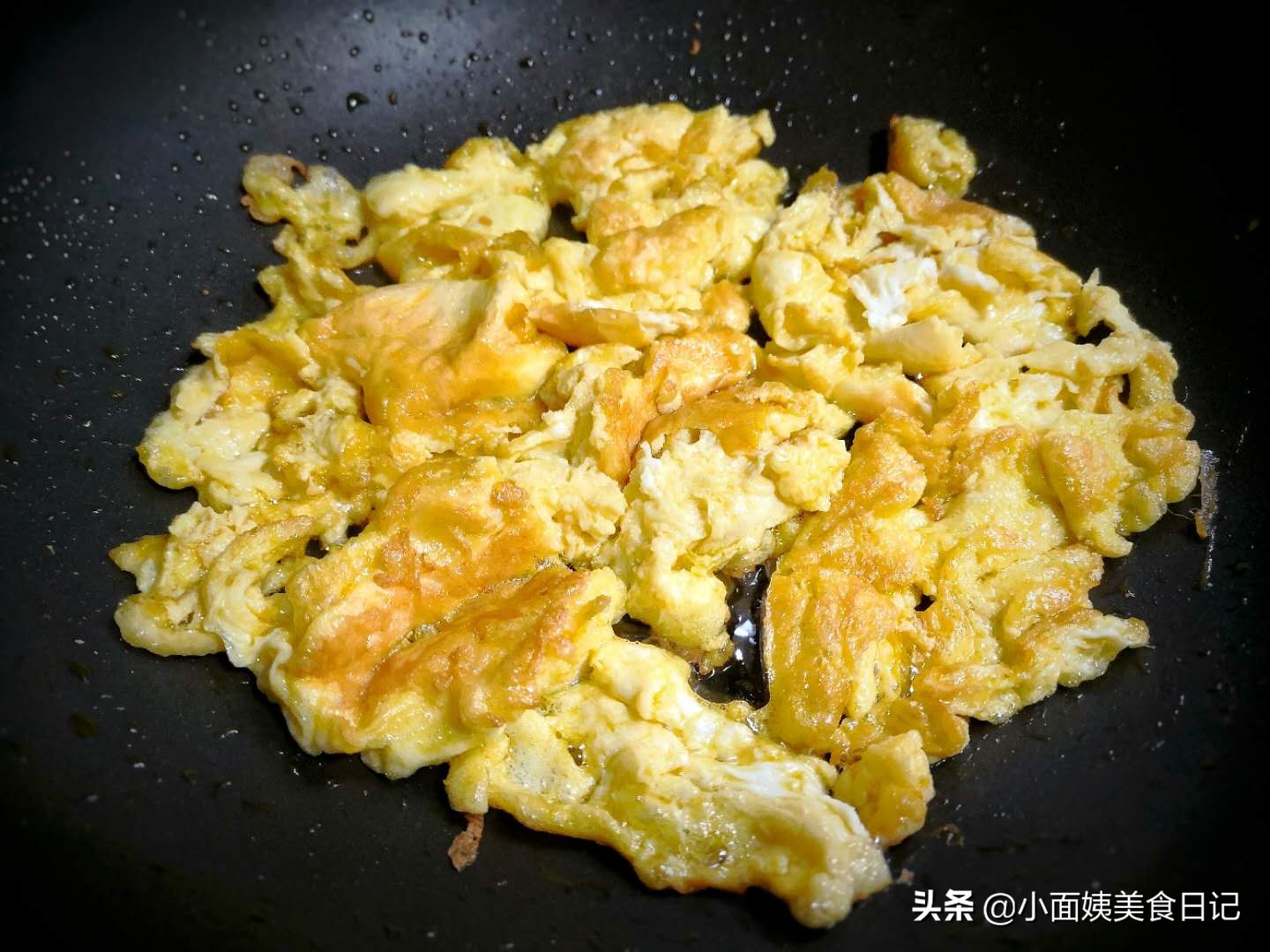 10月这个菜大量上市，我家经常买，炒鸡蛋特下饭，全家都爱吃