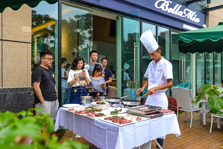 在国际社区郫都用美食拴住产业人才的“胃”拓米集团引进澳洲和牛体验馆落户郫都，9月中旬开业迎客