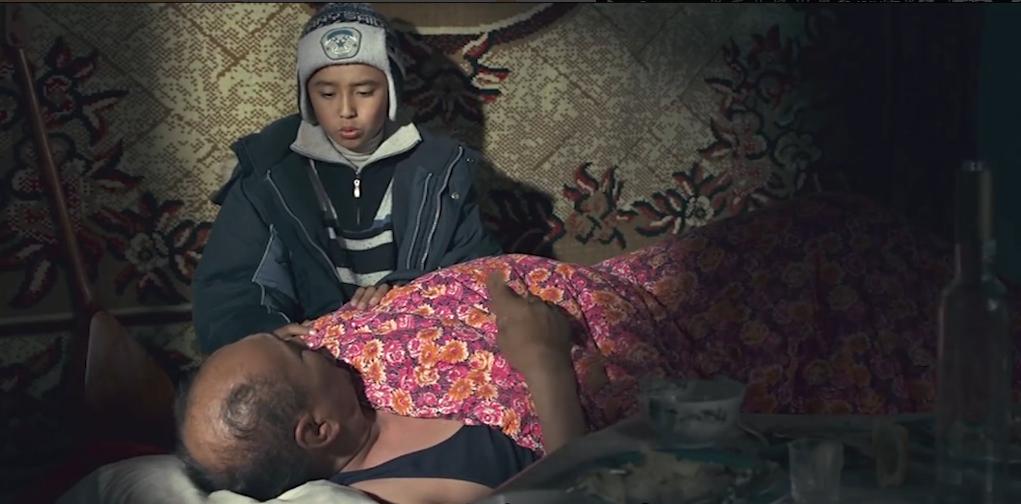 75岁老头被狼群追杀徒手大战狼群,放羊老汉遭遇狼群