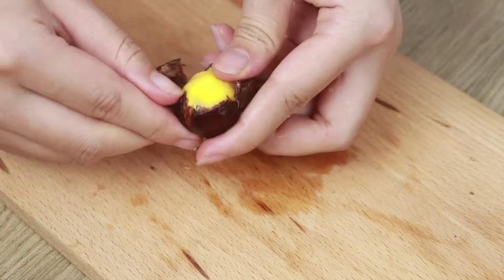 带壳的板栗怎么剥最快,生板栗去壳妙招