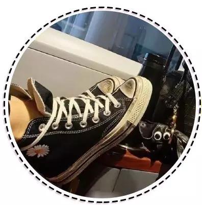 王子文穿黑色匡威鞋子参加节目,王子文假鞋