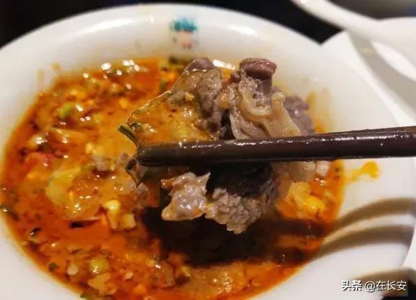 小火锅锅底有六种口味满足你,一桌小火锅