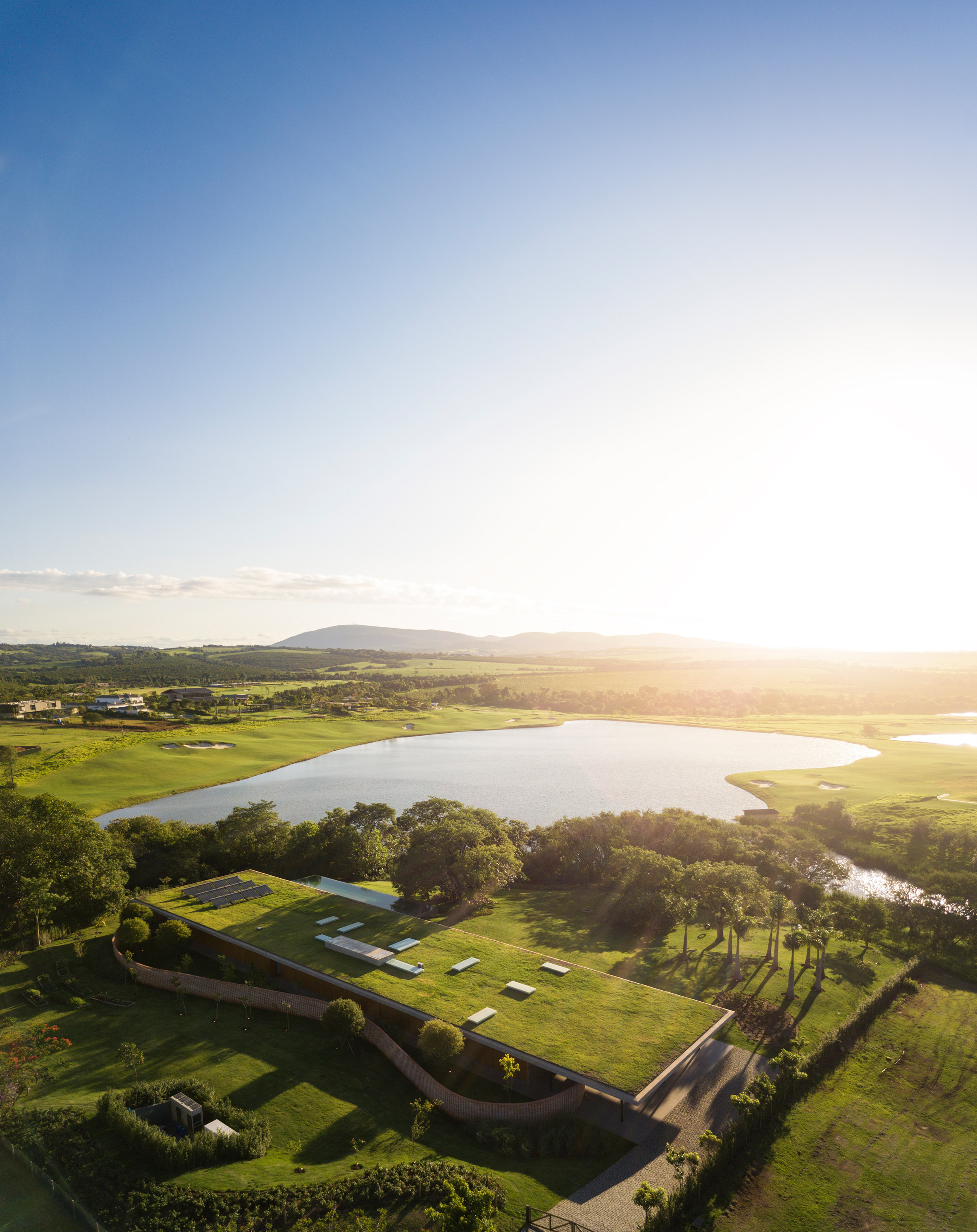 1000m²屋顶满种绿草，消隐在田园水光里的家
