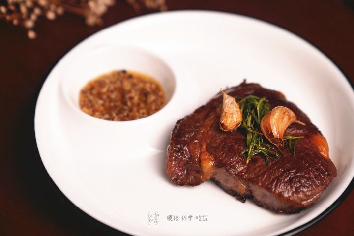 煎牛排爆油怎么办,煎牛排放黑胡椒容易糊吗