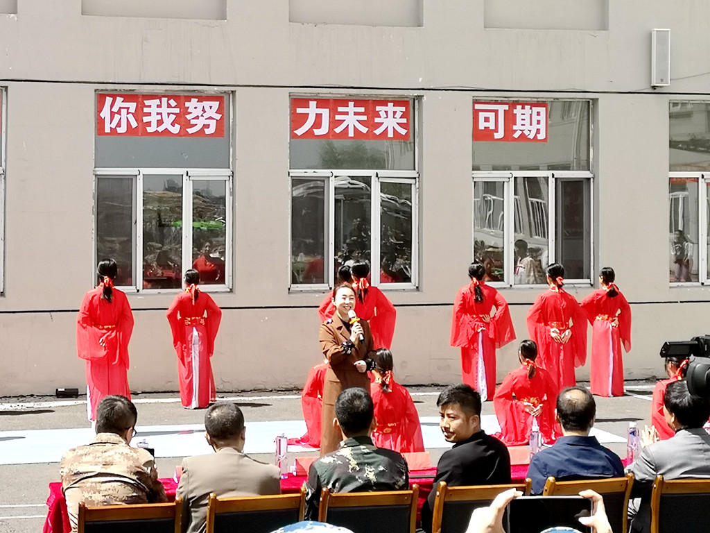 沈阳军训教官举旗手汇报仪式,沈阳市一二七中学学生军训