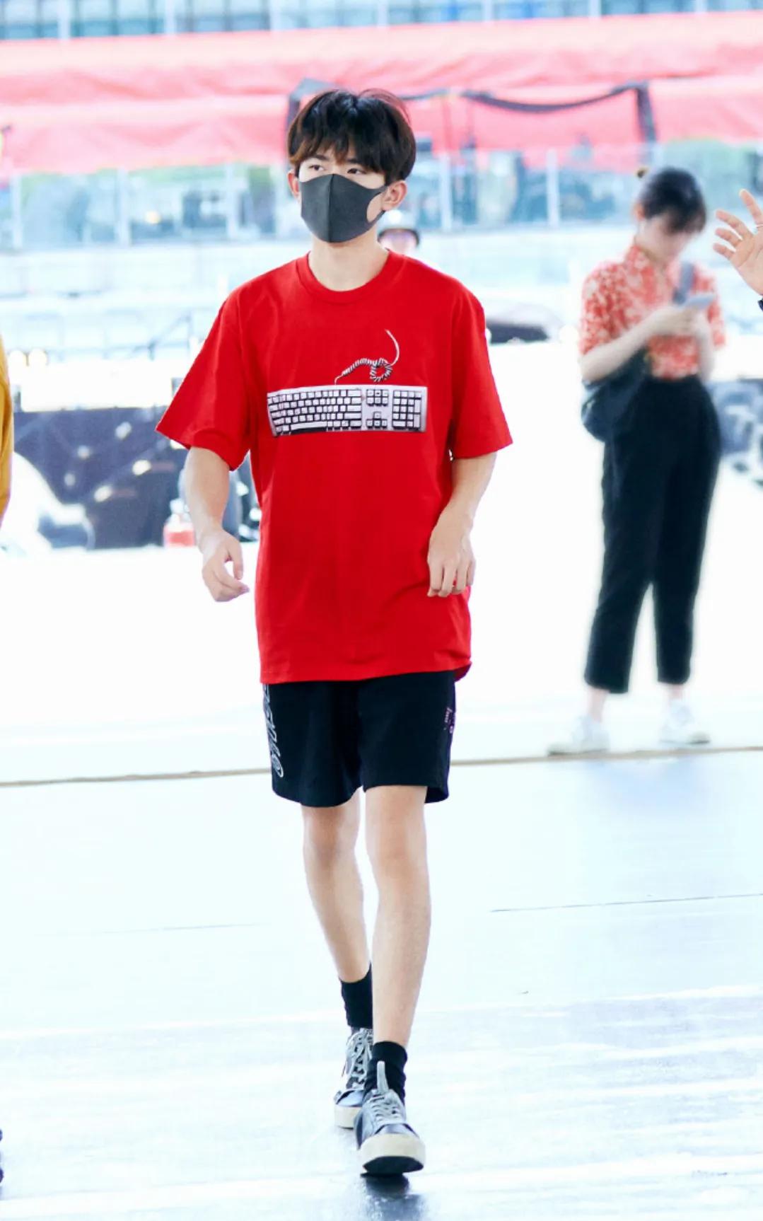 易烊千玺短裤造型,易烊千玺称自己越来越自闭了