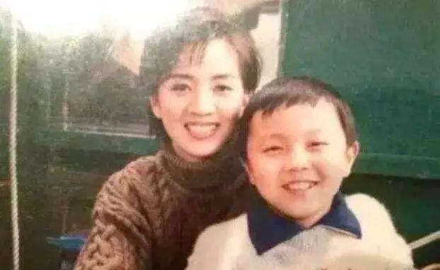 一代童星没落史:李连杰接班人谢苗翻红艰难,悄悄娶回仙3圣姑