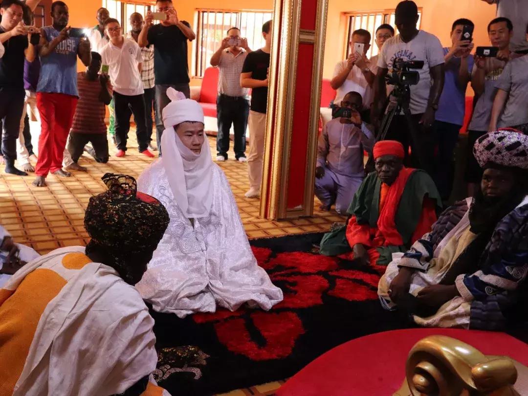 河南小伙被封非洲酋长：别人最关心“能娶几个媳妇”