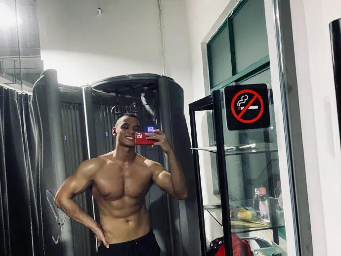 他身高183公分,胸肌硕大差点把衬衫撑爆,这身材简直绝了