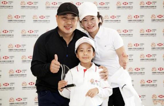 刘国梁爱女首获高尔夫世界冠军,刘国梁陪女儿打高尔夫的历程