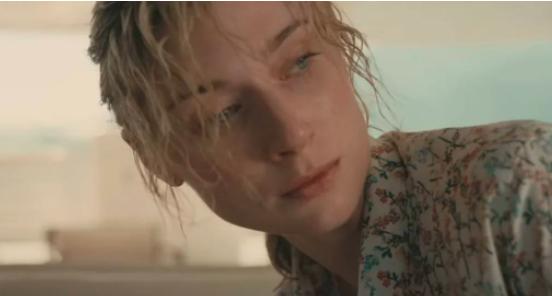 大长腿穿行在时间钳形运动里：高妹伊丽莎白·德比茨基