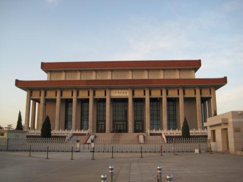 毛主席纪念堂最初选址香山为何改*安门天**广场